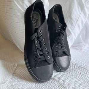 Like new Lugz black converse low top black